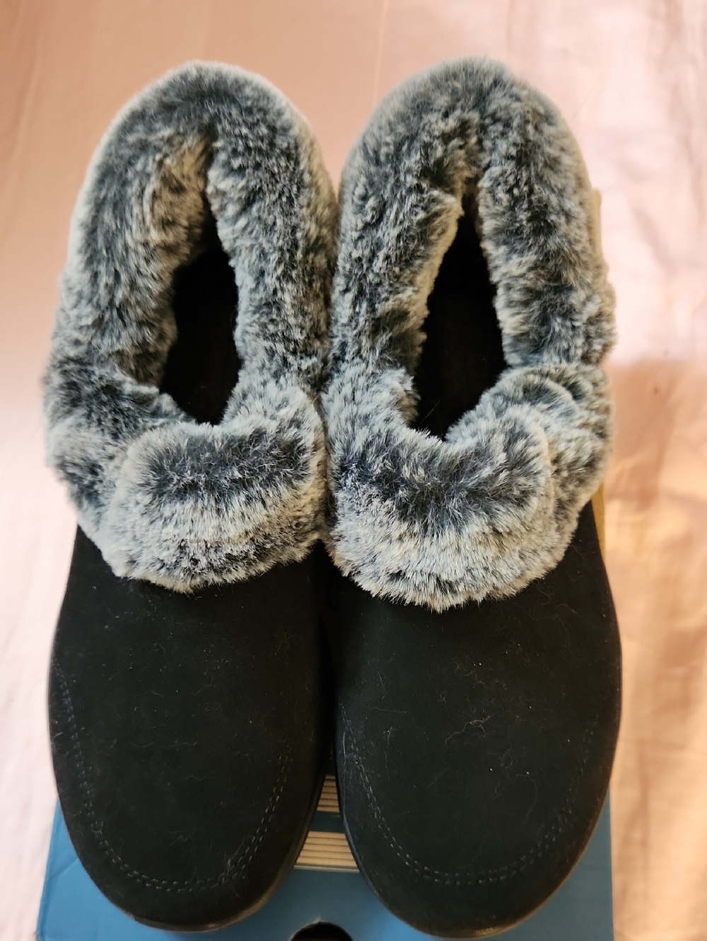 Skechers Black Slip-On Women’s Slippers with Gray Faux Fur Collar